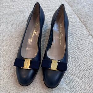 Salvatore Ferragamo Navy Leather Vara Shoes with Bow 9.5 Narrow Never Worn!